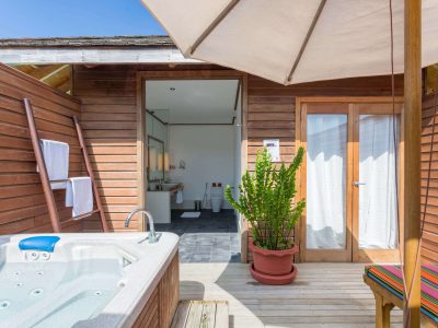 Indische Oceaan-Malediven-Meeru-Jacuzzi Water Villa-badkamer